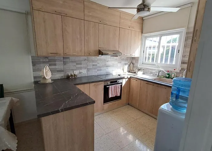 Comfortable 2br Seaside House & Free Parking * Lárnaka