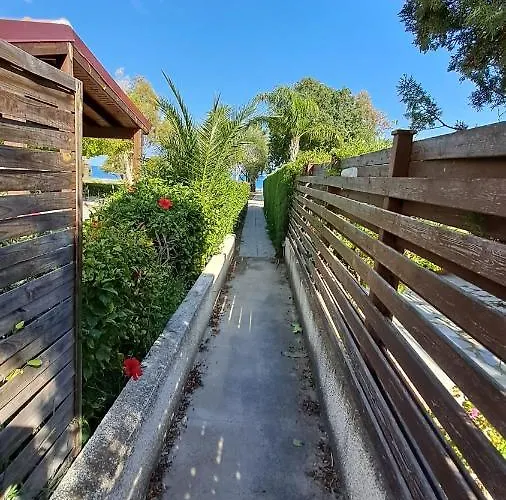 Апартаменти Comfortable 2br Seaside House & Free Parking Ларнака