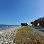 Comfortable 2br Seaside House & Free Parking 아파트 라르나카