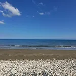 Comfortable 2br Seaside House & Free Parking 아파트
