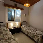 Comfortable 2br Seaside House & Free Parking 라르나카